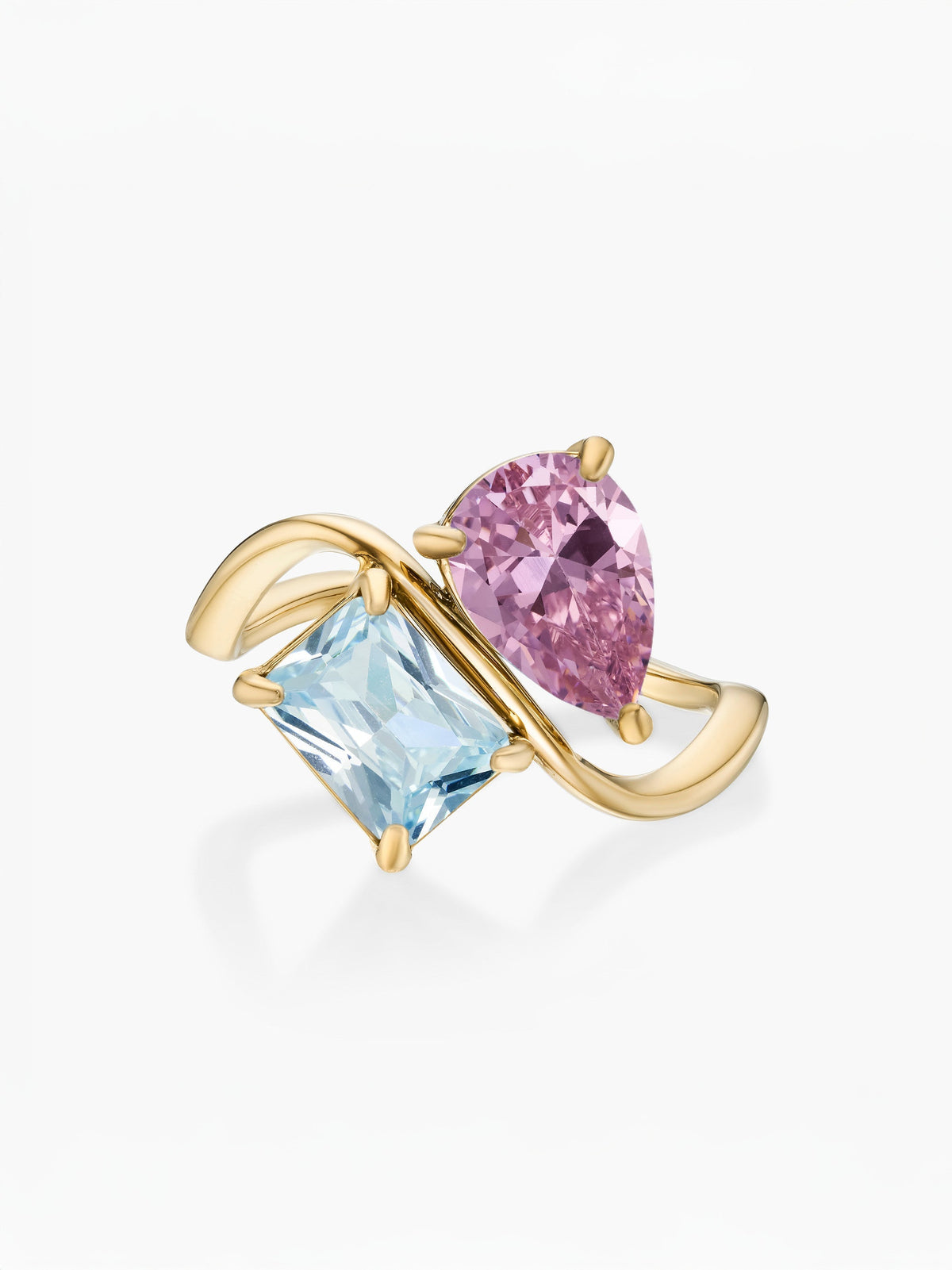 Anillo dos piedras Octubre-Turmalina Rosa (pera) y Marzo-Aguamarina (rectángulo) dorado