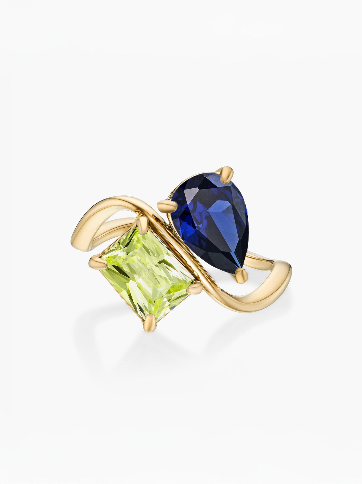 Anillo dos piedras Septiembre-Zafiro (pera) y Agosto-Peridoto (rectángulo) dorado