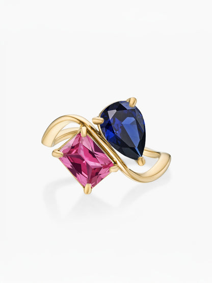 Anillo dos piedras Septiembre-Zafiro (pera) y Julio-Rubí (rectángulo) dorado