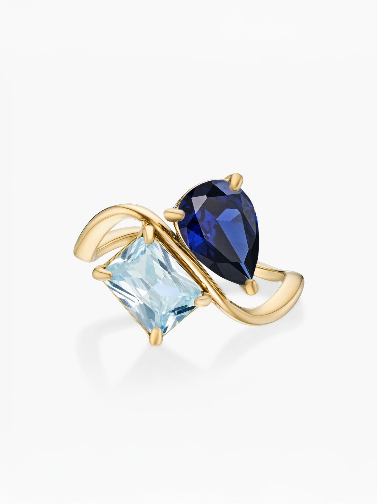Anillo dos piedras Septiembre-Zafiro (pera) y Marzo-Aguamarina (rectángulo) dorado