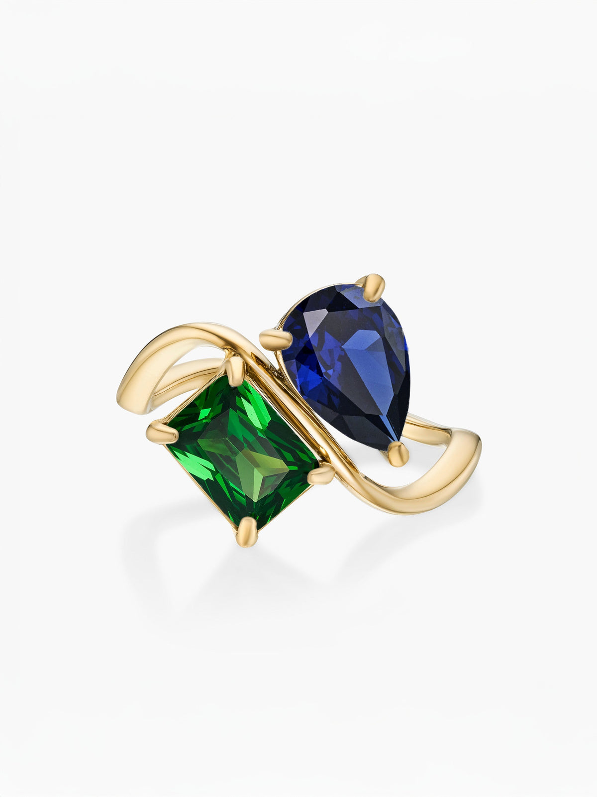 Anillo dos piedras Septiembre-Zafiro (pera) y Mayo-Esmeralda (rectángulo) dorado