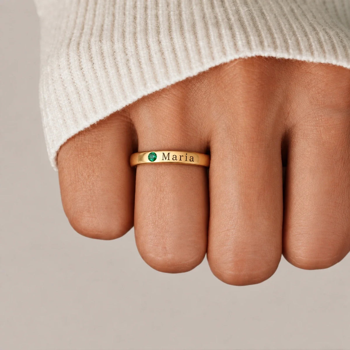 Anillo personalizado Maria con piedra Esmeralda en la mano