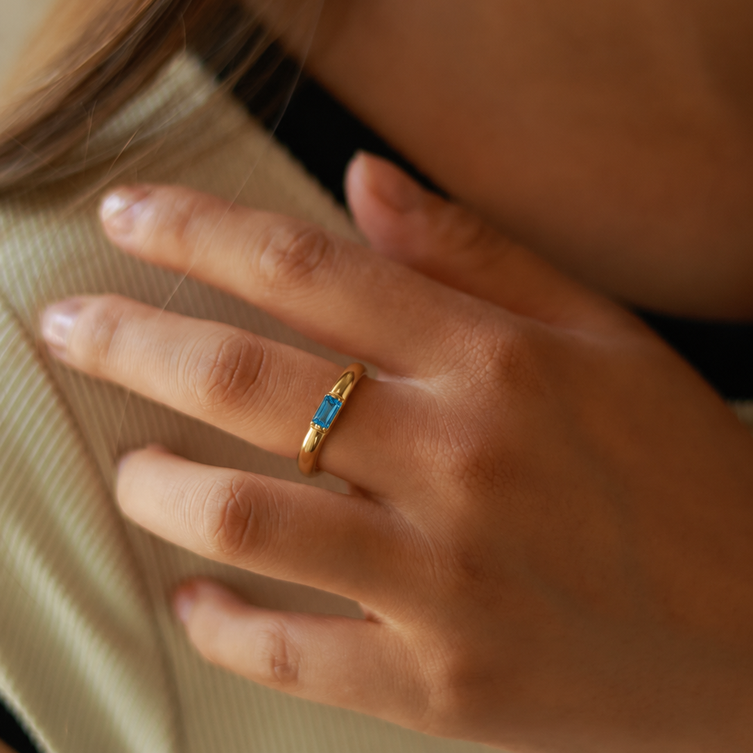 Anillo piedra de nacimiento Diciembre — Topacio azul en el dedo