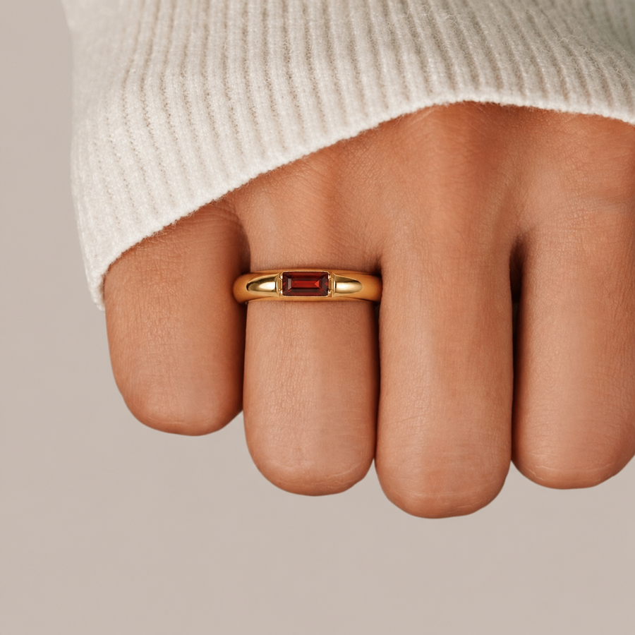 Anillo piedra de nacimiento Enero — Granate en el dedo