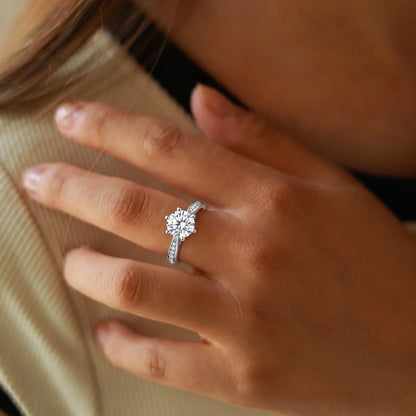 Anillo Solitario Eterno 925 en el dedo — mano sobre el hombro