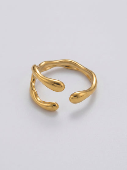 Anillo calado dorado sobre fondo gris claro
