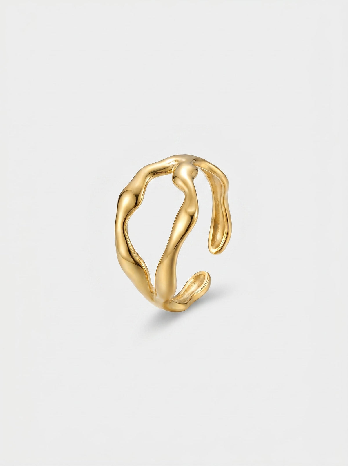 Anillo calado dorado sobre fondo gris claro