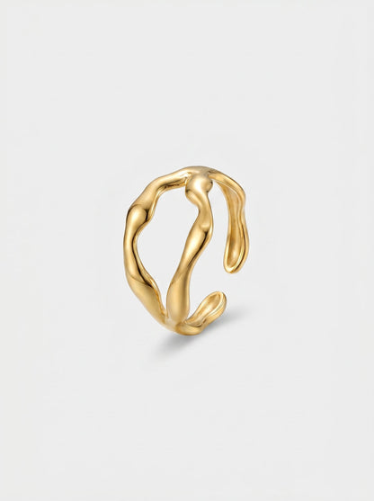 Anillo calado dorado sobre fondo gris claro