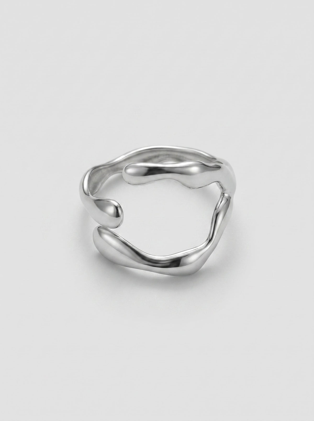 Anillo plateado sobre fondo gris claro
