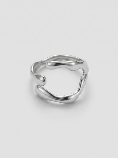 Anillo plateado sobre fondo gris claro