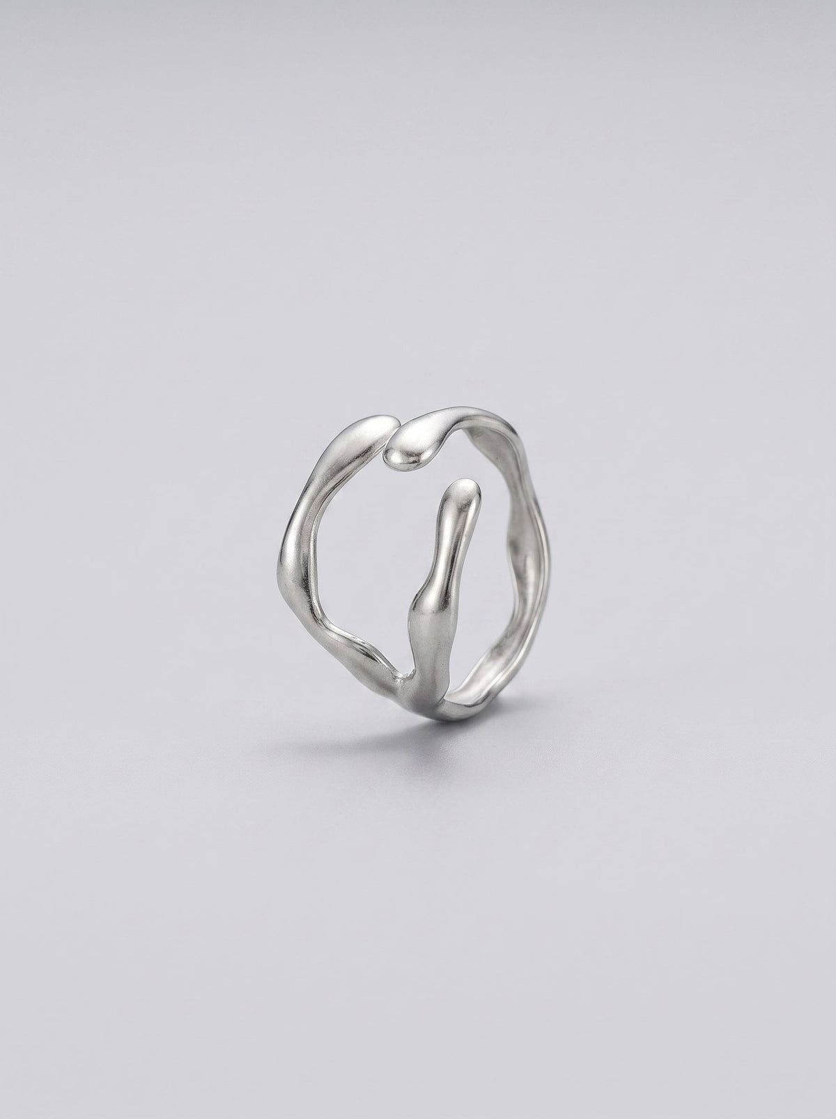 Anillo plateado sobre fondo gris claro
