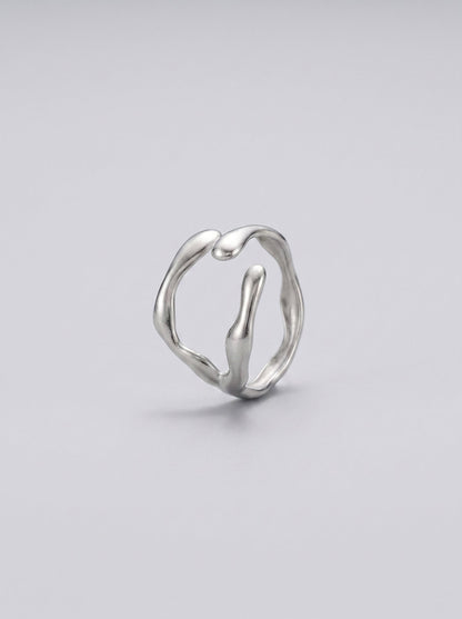Anillo plateado sobre fondo gris claro
