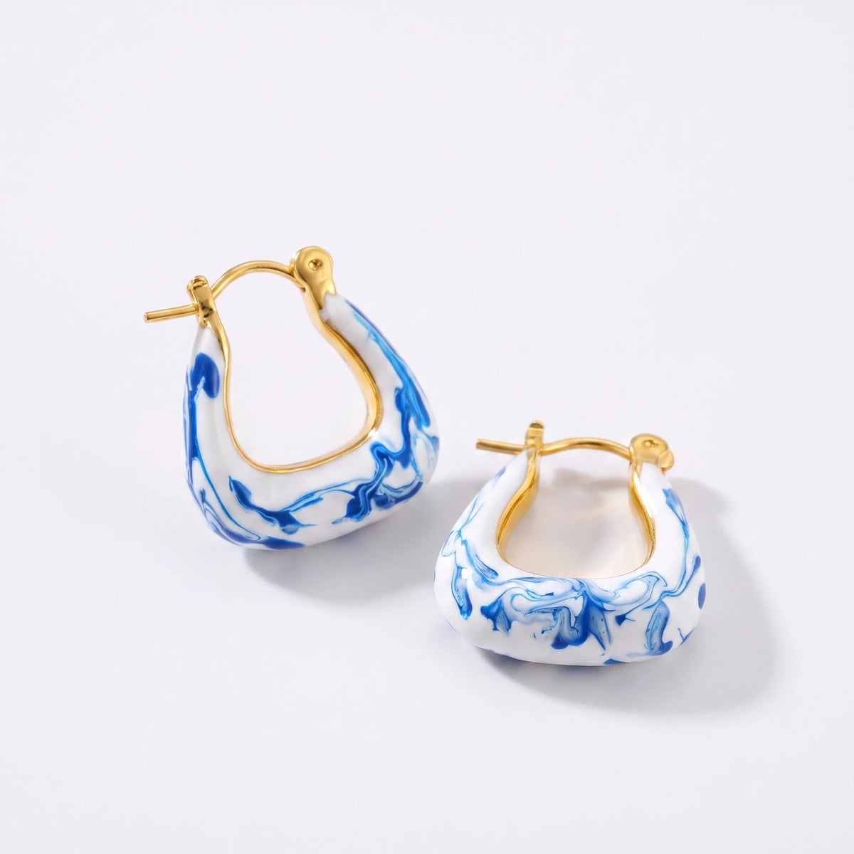 Pendientes aro con esmalte blanco y azul mármol, baño dorado