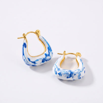 Pendientes aro con esmalte blanco y azul mármol, baño dorado