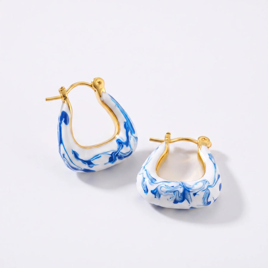 Pendientes aro con esmalte blanco y azul mármol, baño dorado
