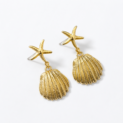 Pendientes dorados con estrella de mar texturizada y colgante de concha, fotografiados sobre fondo claro para un look elegante y inspirado en el mar.