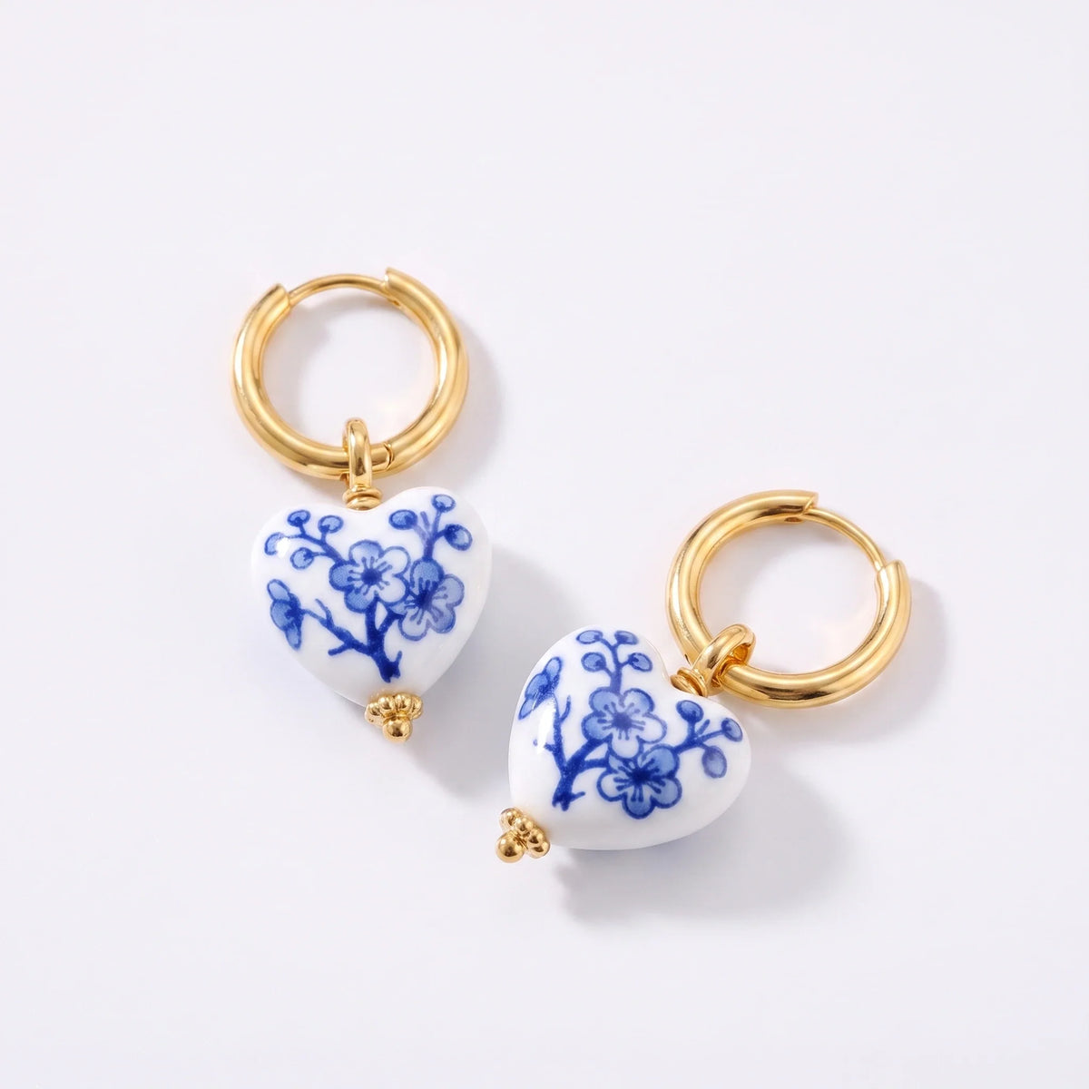 Pendientes corazón cerámica española de cerámica azul y blanca con aro dorado