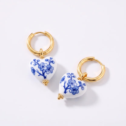 Pendientes corazón cerámica española de cerámica azul y blanca con aro dorado