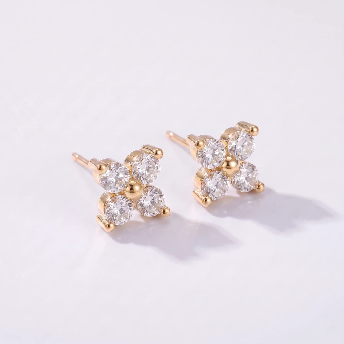 Pendientes florales con piedra de nacimiento Abril — Diamante
