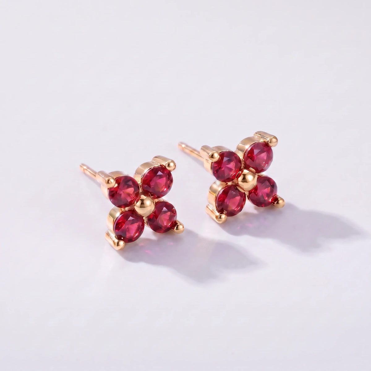 Pendientes florales con piedra de nacimiento Julio — Rubí