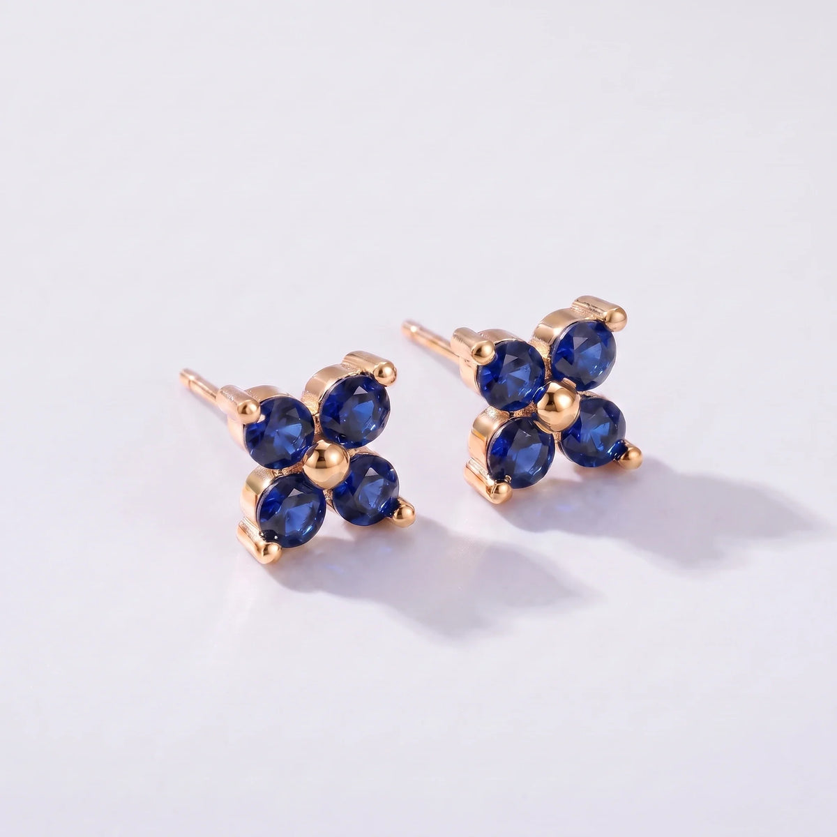 Pendientes florales con piedra de nacimiento Septiembre — Zafiro
