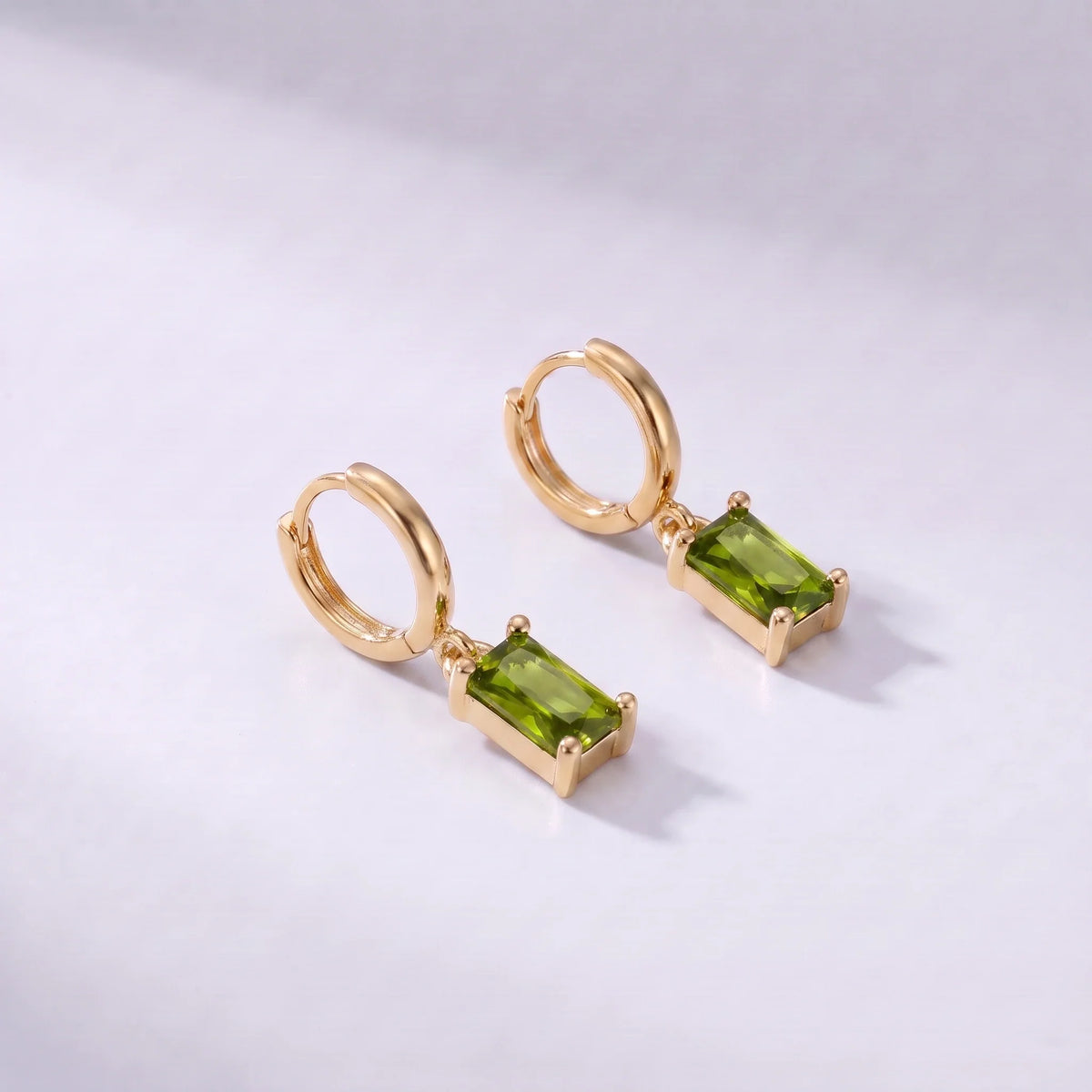 Pendientes con piedra rectangular de nacimiento Agosto — Peridoto