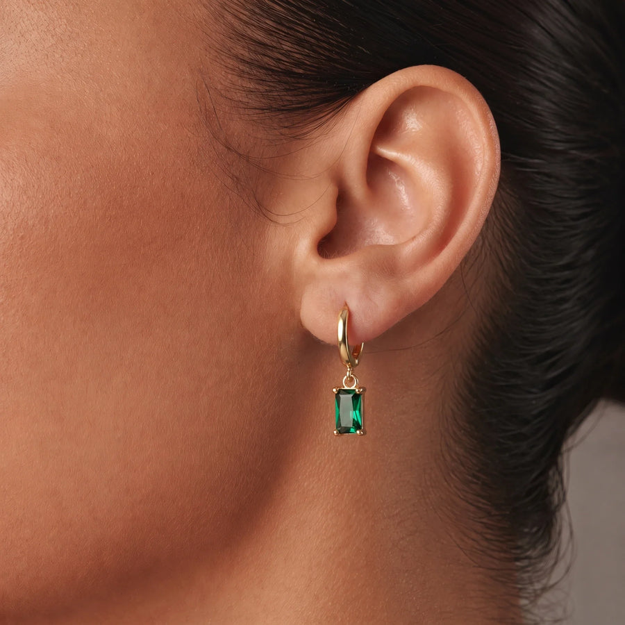 Pendientes con piedra rectangular de nacimiento en uso — primer plano en la oreja