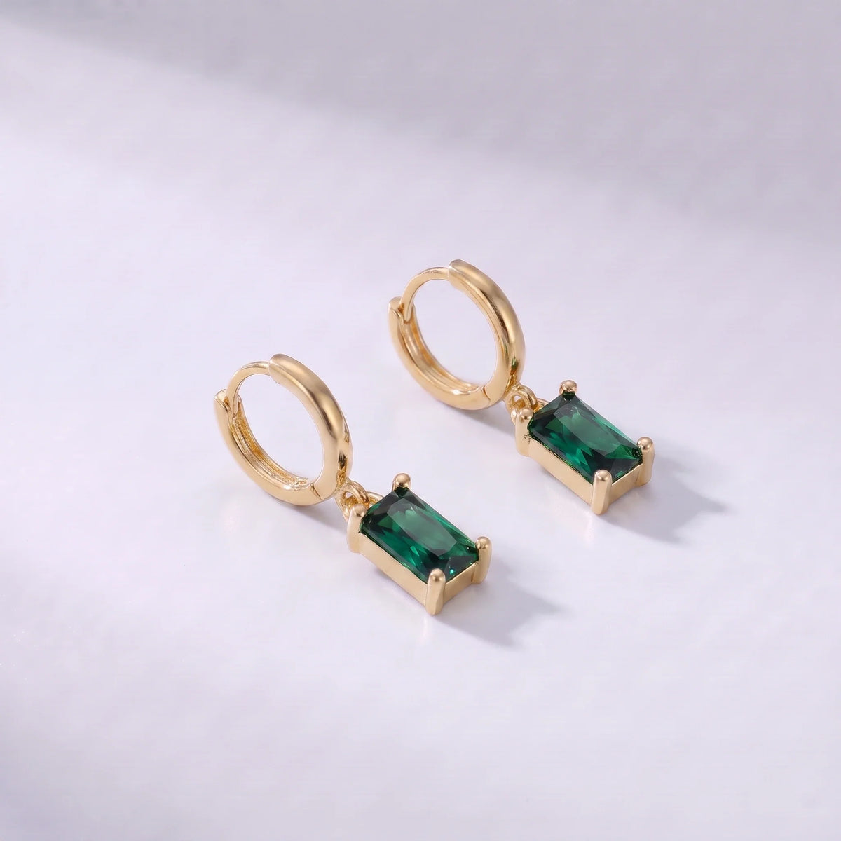 Pendientes con piedra rectangular de nacimiento Mayo — Esmeralda