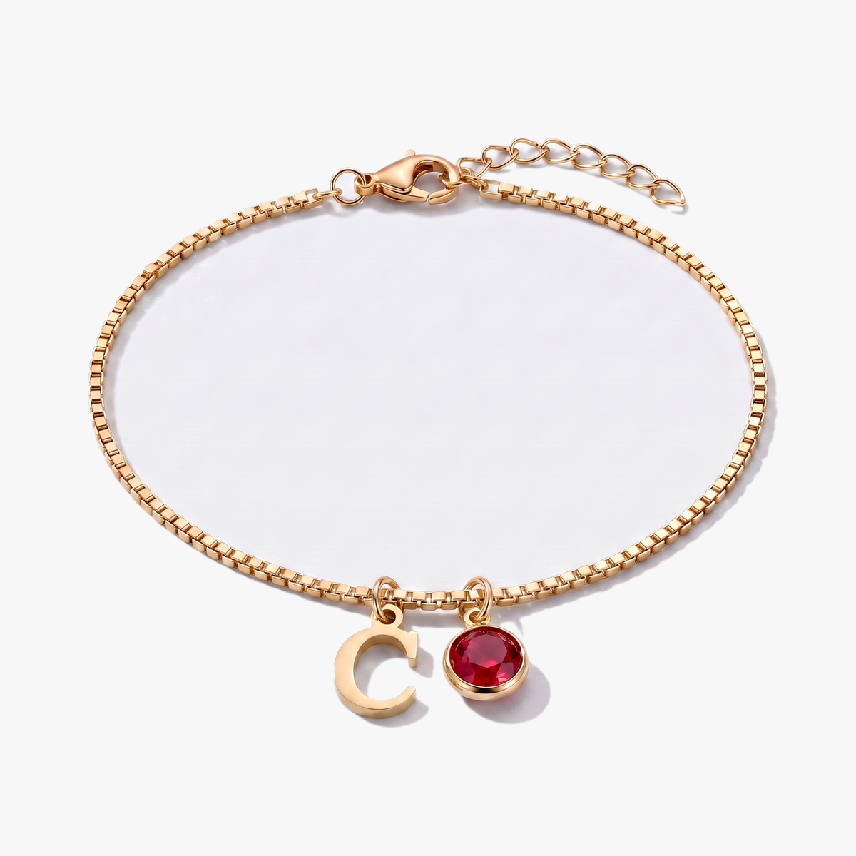 Pulsera letra C dorada con piedra de nacimiento Enero — Granate