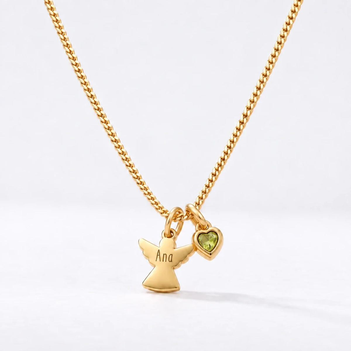 Collar Ángel con Nombre dorado — Agosto — Peridoto
