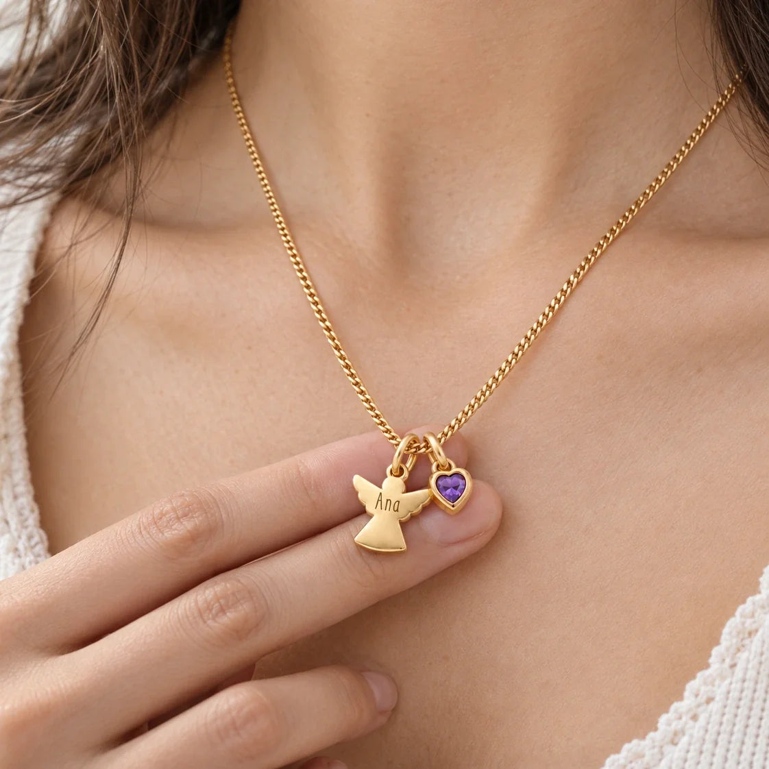 Collar Ángel con Nombre dorado y Amatista en uso