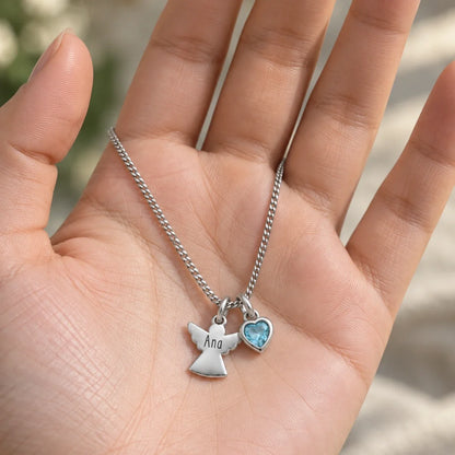 Collar Ángel con Nombre plateado y Aguamarina en la mano