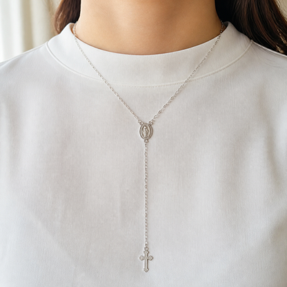 Collar Ave María Plateado no pescoço