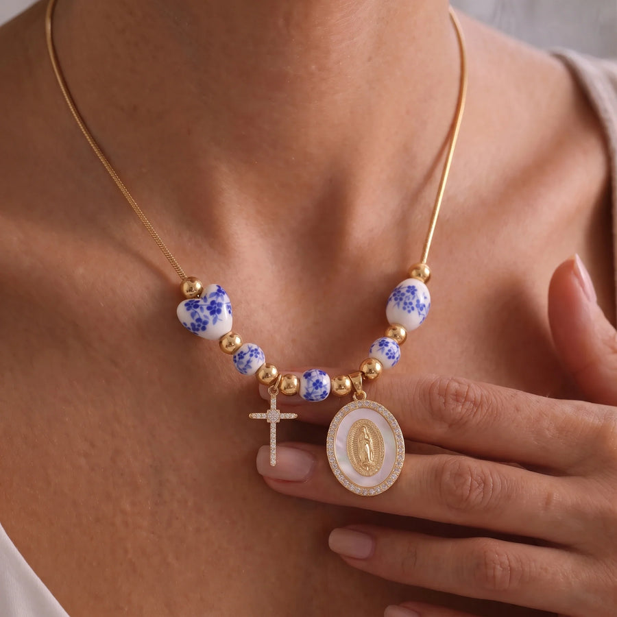 Collar de Cerámica y Fe en uso sobre el pecho