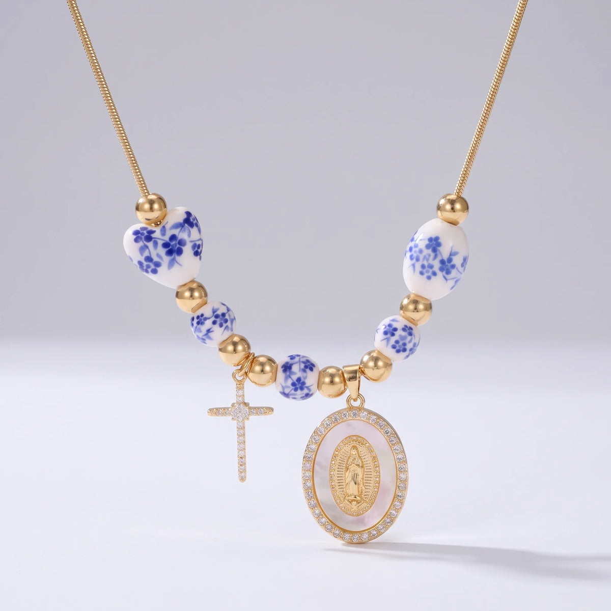 Collar de Cerámica y Fe con cuentas de cerámica, cruz y medalla de Nuestra Señora