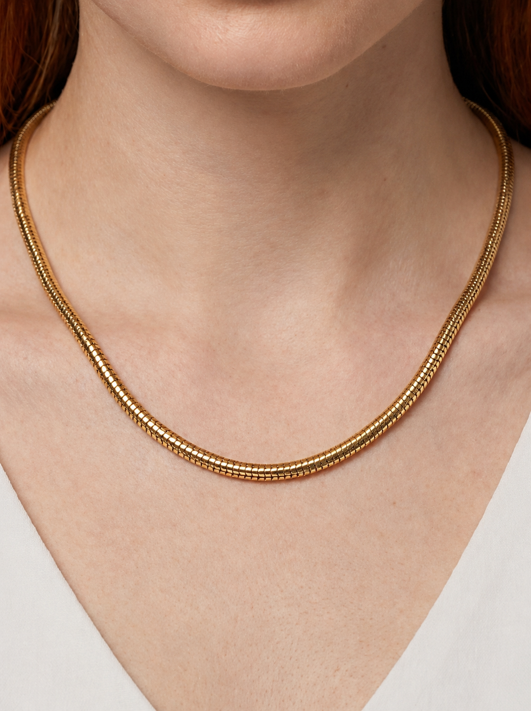 Collar dorado moderno con acabado texturizado y diseño minimalista, en el cuello para un look elegante, artístico y sofisticado.