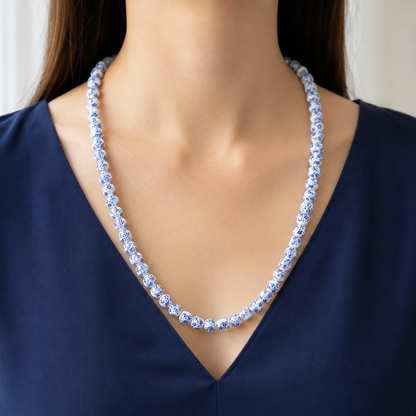 Collar Largo de Cerámica Española en uso sobre el pecho