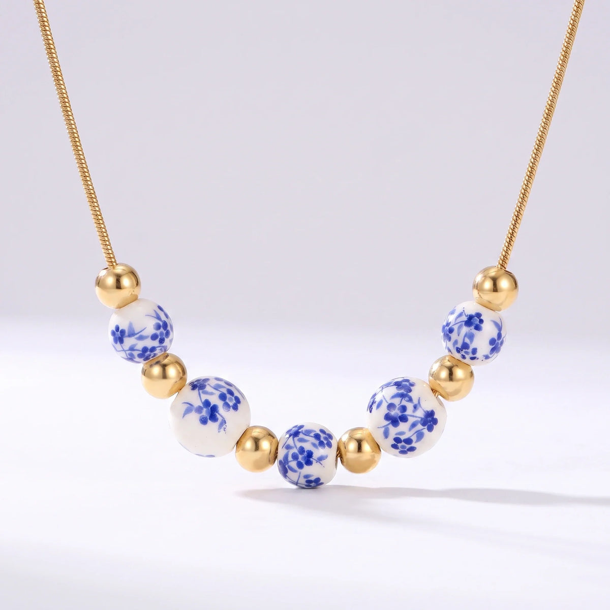 Collar de cuentas Cerámica Española de cerámica azul y blanca con esferas doradas