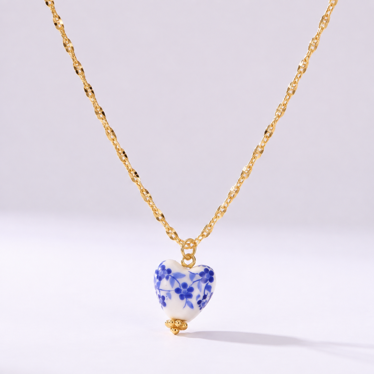 Collar Corazón de Cerámica dorado con colgante de cerámica azul y blanca