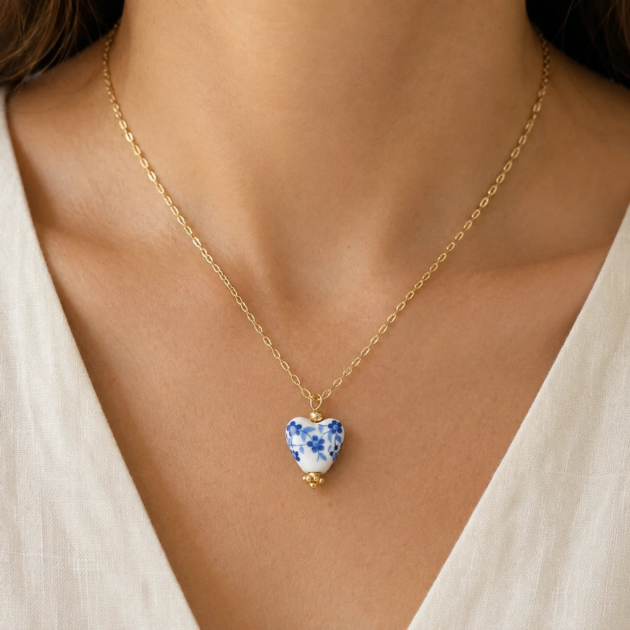 Collar Corazón de Cerámica en uso sobre el pecho
