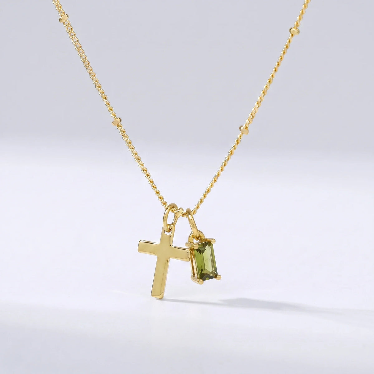 Collar cruz con piedra de nacimiento Agosto — Peridoto