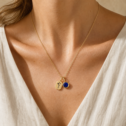 Collar flor y piedra de nacimiento Septiembre-Zafiro en uso