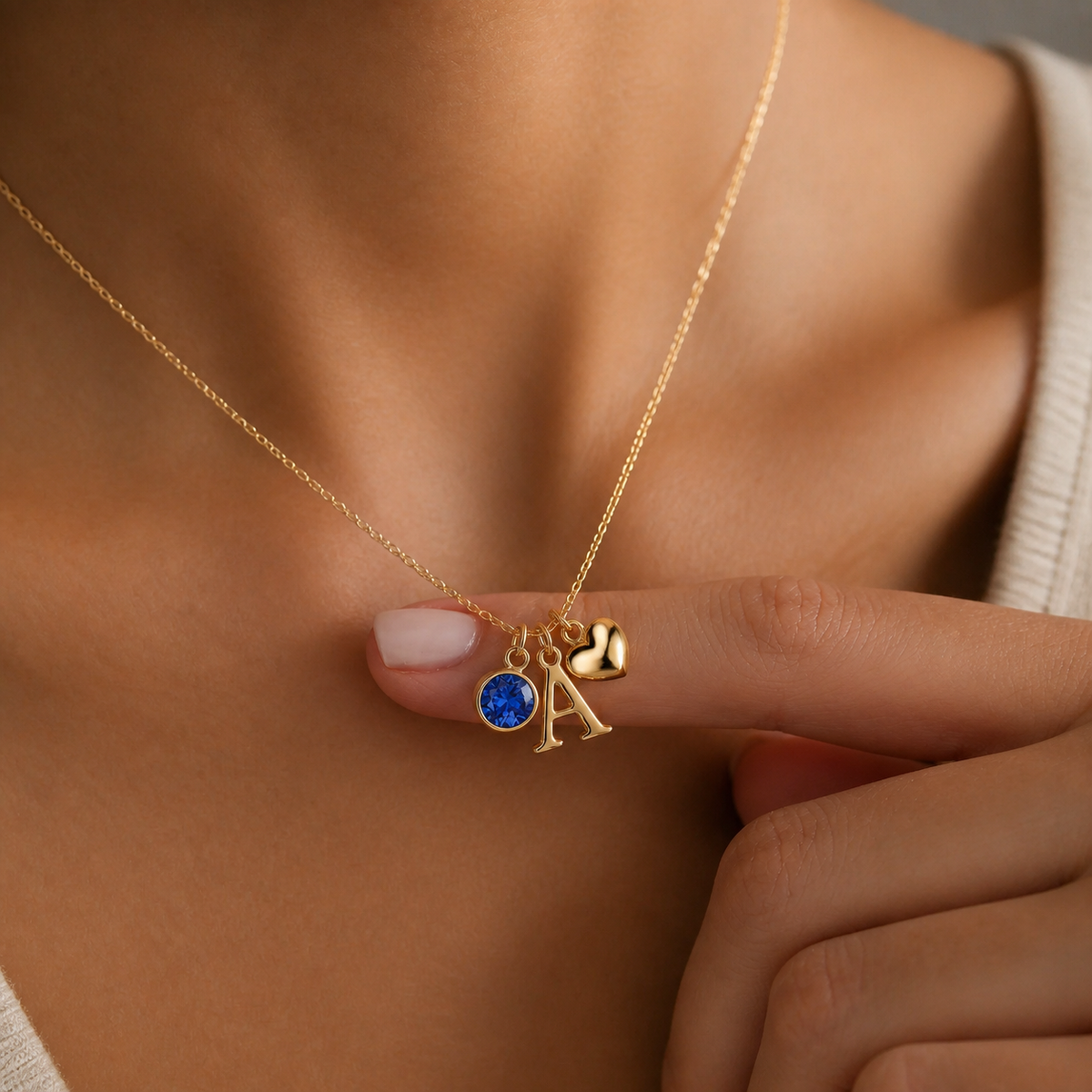 Collar letra A dorado con piedra de nacimiento Septiembre — Zafiro y coração, close-up no pescoço