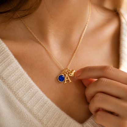 Collar letra A dorado con piedra de nacimiento Septiembre — Zafiro y coração en uso