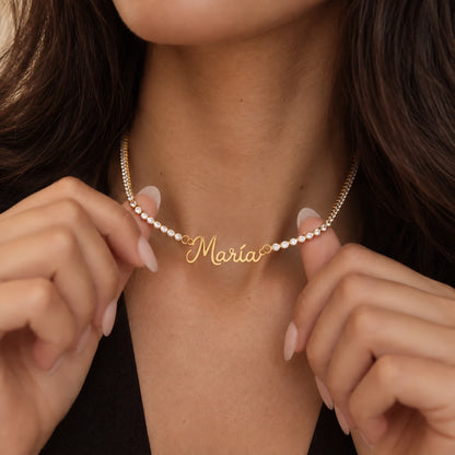 Collar con Nombre Brillante María mostrado de cerca
