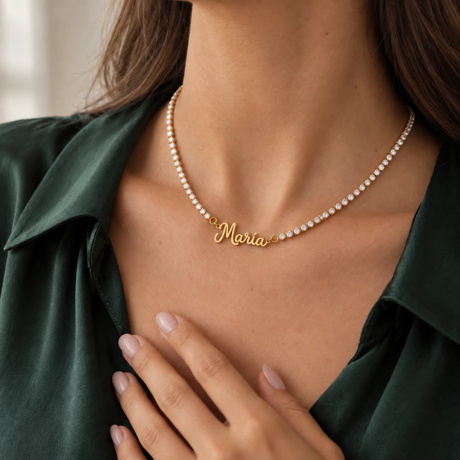 Collar con Nombre Brillante María en uso