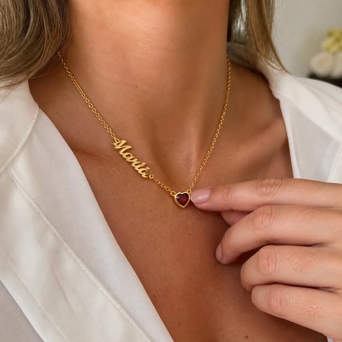 Collar Nombre y Coração de Nascimento Dorado — en uso