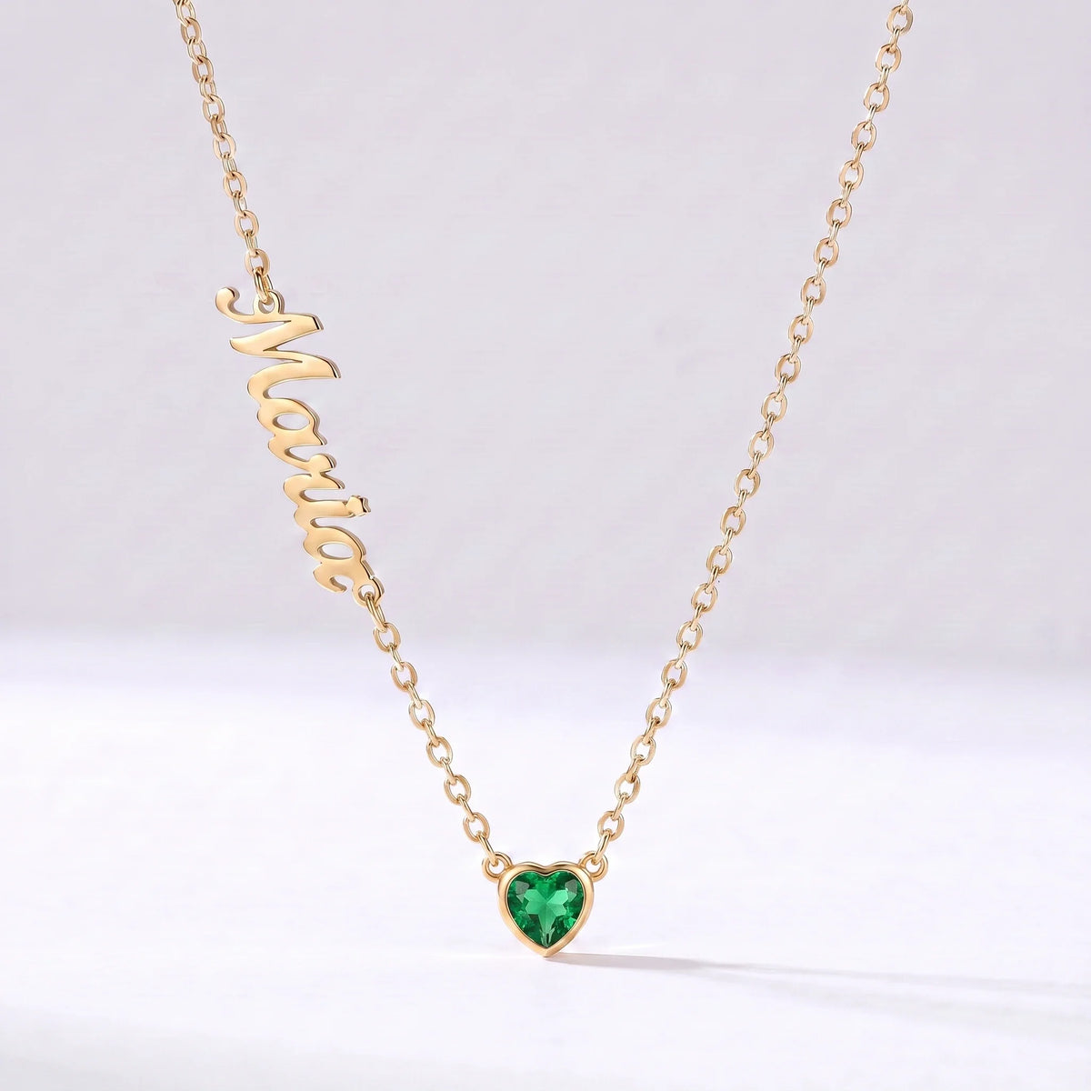 Collar Nombre y Coração de Nascimento Dorado — Mayo — Esmeralda