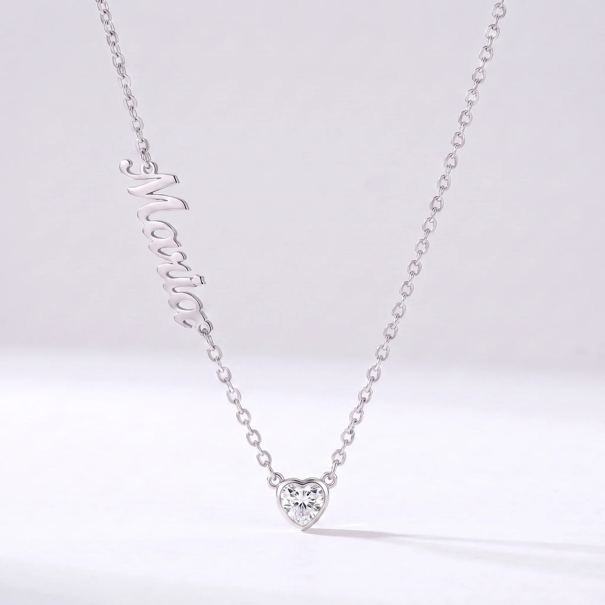 Collar Nombre y Coração de Nascimento Plateado — Abril — Diamante