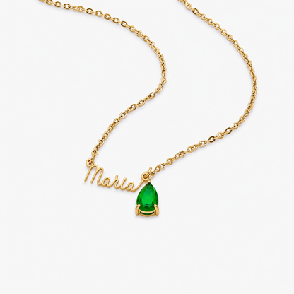 Collar nombre Maria con piedra esmeralda tumbado